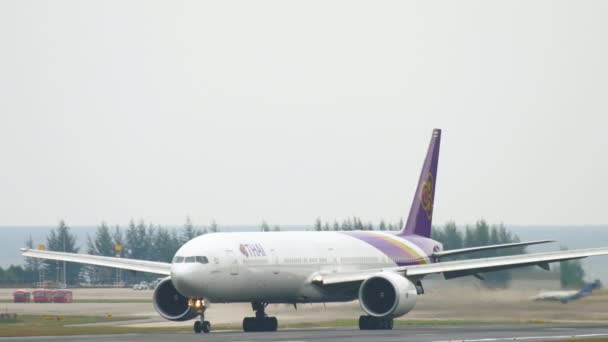 Boeing 777 taxiing at Phuket airport — Stock Video