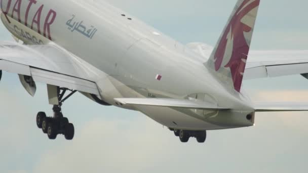 Qatar Cargo Boeing 777 salida — Vídeo de stock