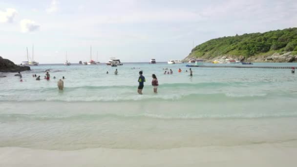 Turistas na água na praia da Ilha Raya — Vídeo de Stock