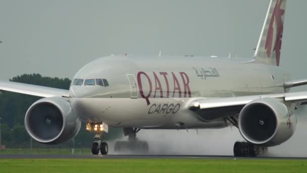 卡塔尔货物波音777起飞 — 图库视频影像