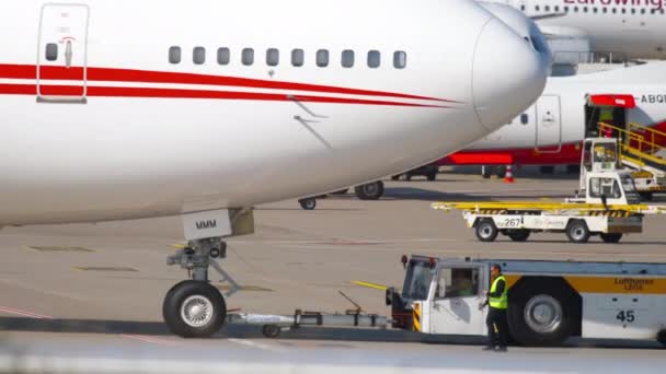 아랍 에미리트 왕실 비행 보잉 747 견인 — 비디오