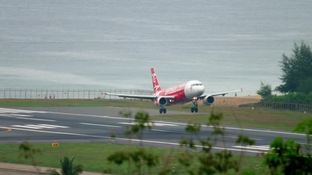 AirAsia Airbus A320 landing — Stock Video