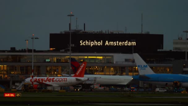 Lotnisko Schiphol w wcześnie rano — Wideo stockowe