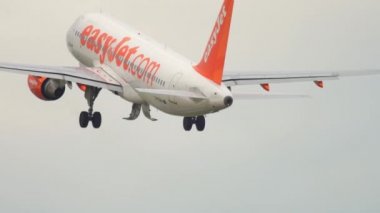 EasyJet Airbus 320 kalkış