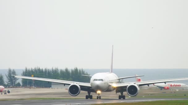 Boeing 777 landing op luchthaven Phuket — Stockvideo