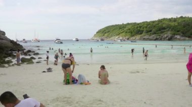 Raya beach adada su turist