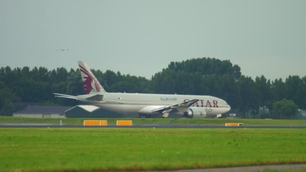 Qatar de carga Boeing 777 en rodaje — Vídeos de Stock