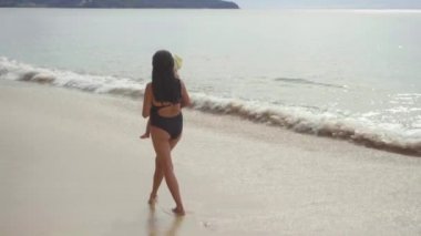 Kumlu Sahilde yürüyüş iki yaşındaki kızı ile anne