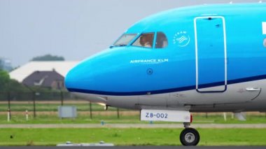 KIM Cityhopper Fokker 70 Taksilemek