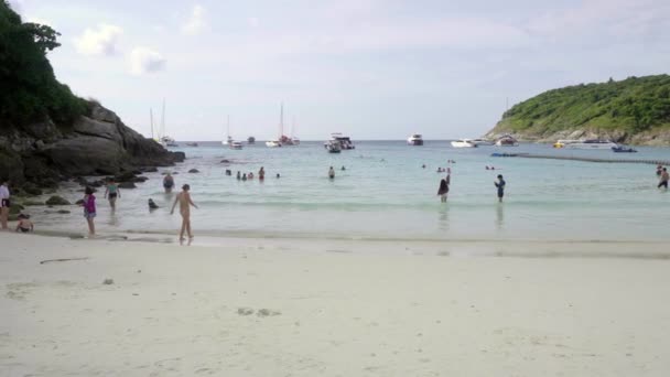 Touristes dans l'eau sur la plage de l'île de Raya — Video