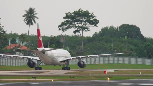 Avión en rodaje después del aterrizaje — Vídeo de stock