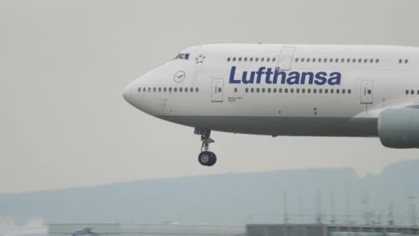 Самолёт приземлился во Франкфурте — стоковое видео