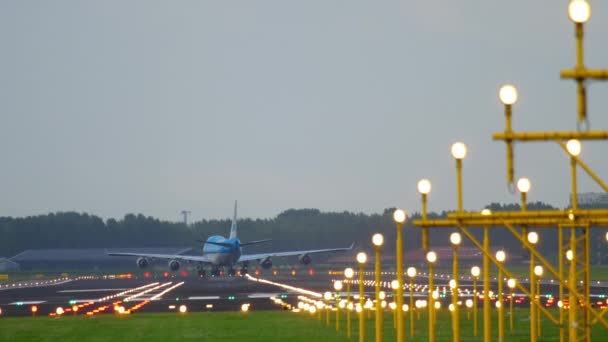Flygplan landar på runway 18r Polderbaan — Stockvideo