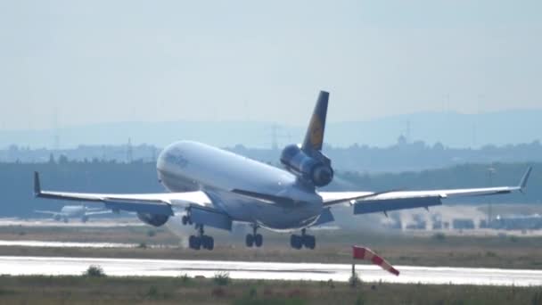 Lufthansa Cargo MD-11 přistání
