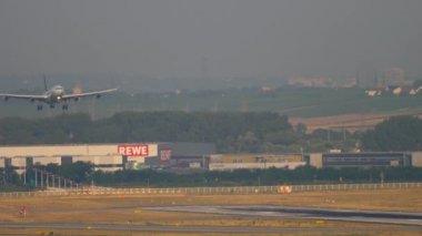 Lufthansa Airbus 340 açılış