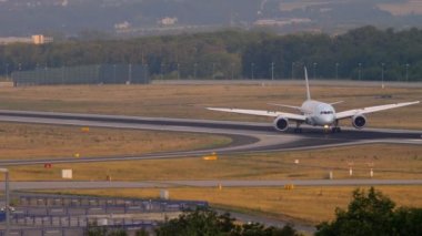 Boeing 787 iniş sonra Taksilemek