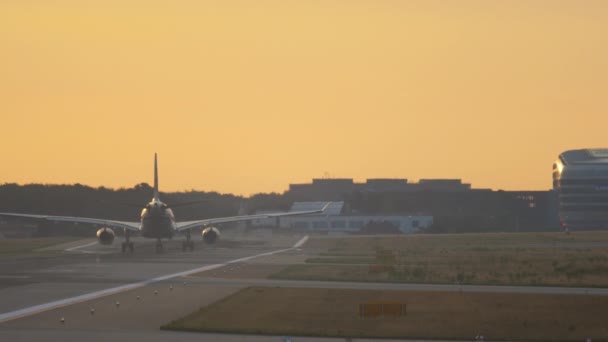 Flugzeug landet am frühen Morgen — Stockvideo