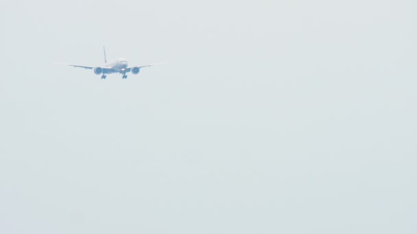 Аэрофлот Boeing 777 приближается к океану — стоковое видео