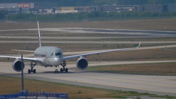 Airbus A350 rodaje después del aterrizaje — Vídeo de stock