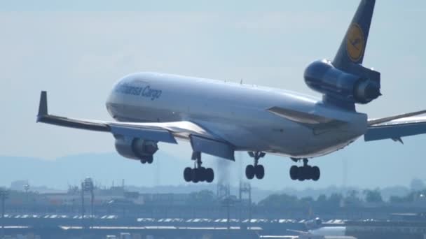 Atterrissage de Lufthansa Cargo MD-11 — Video