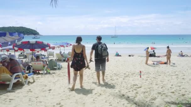 Туристы на пляже Най Харн — стоковое видео