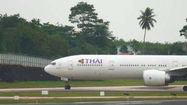 Boeing 777 Phuket havaalanında taksicilik yapıyor.