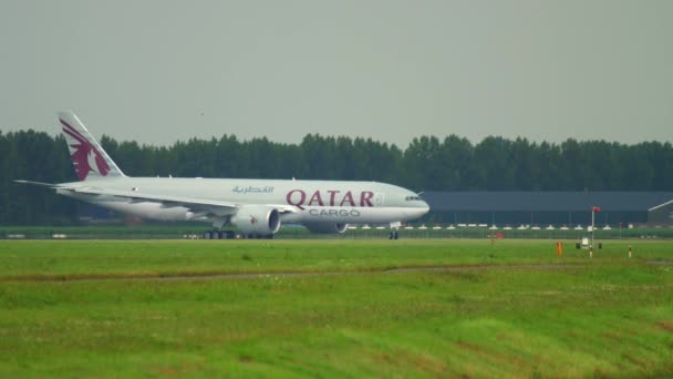 Qatar Carga Boeing 777 taxiing — Vídeo de Stock