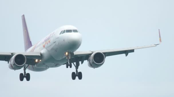 Airbus 320 aterrizando en el aeropuerto de Phuket — Vídeos de Stock