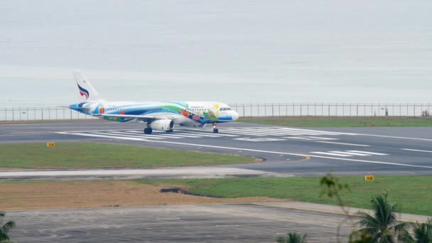 Airbus 320 rodaje en el aeropuerto de Phuket — Vídeos de Stock