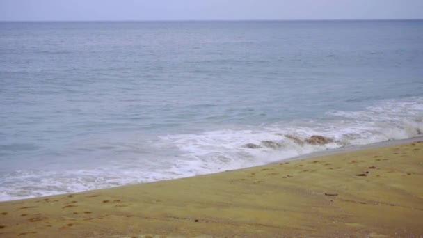 Мощная волна прорывается вдоль берега — стоковое видео