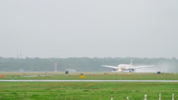 Etihad Boeing 787 Dreamliner přistání — Stock video