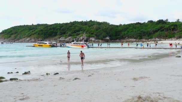 Turistas salen de la isla de Raya — Vídeos de Stock