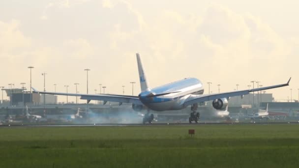 KLM Airbus A330 açılış — Stok video