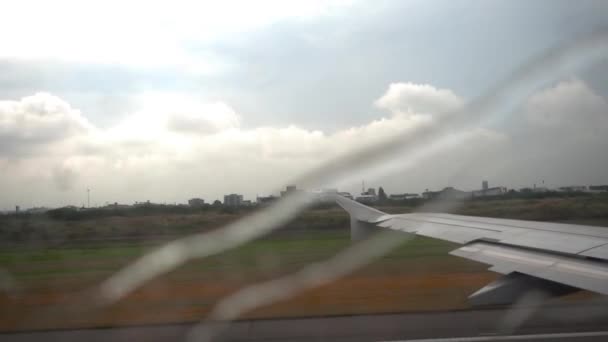 Airplane takes off during the rain — Stock Video