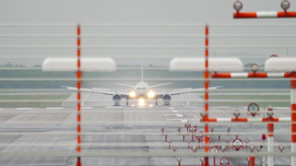 Frenado del avión de cuerpo ancho después del aterrizaje — Vídeos de Stock