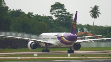 Boeing 777 Phuket havaalanında taksicilik yapıyor.
