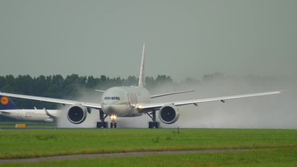 Qatar Cargo Boeing 777 avgång — Stockvideo