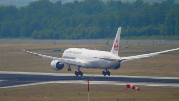 Приближается самолёт Boeing 787 Japan Airlines Dreamliner — стоковое видео