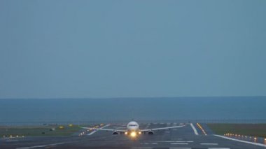 Uçak kalkıştan önce hızlansın.