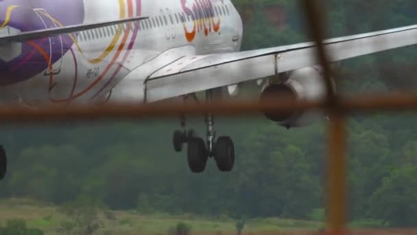 Airbus 320 landning på Phuket flygplats — Stockvideo