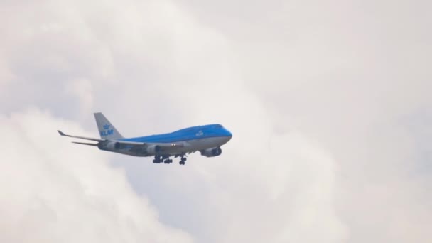 Groot vliegtuig nadert voor de landing — Stockvideo