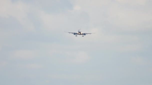 Vliegtuig nadert voor de landing — Stockvideo