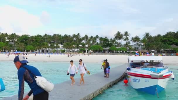 Turistas salen de la isla de Raya — Vídeos de Stock