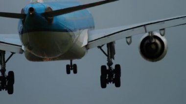 Uçak pist 18r açılış Polderbaan