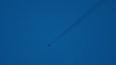 Yüksekten uçan uçak