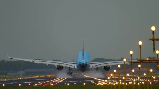 Airplane landing at runway 18R Polderbaan — Stock Video