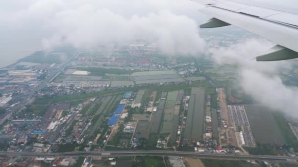 Airplane approaching before landing during the rain — Stock Video