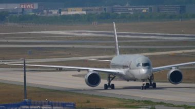 Airbus A350 iniş sonra Taksilemek