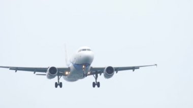 Airbus A319 Phuket havaalanına iniş