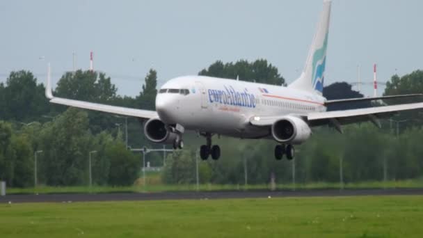 Euroatlantik-Luftwege boomen bei 737-Landung — Stockvideo